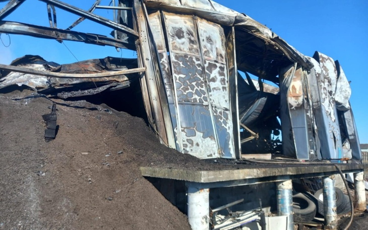 Zniszczona konstrukcja budynku, z widocznymi uszkodzeniami.