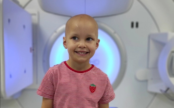 Uśmiechnięty chłopiec w koszulce w paski, przygotowujący się do badania.