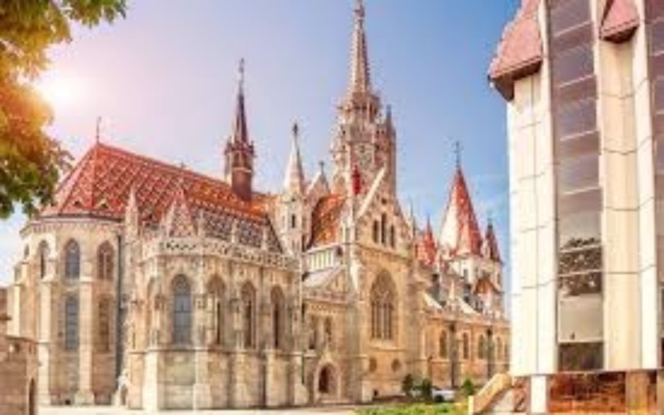 Zamek z pięknymi wieżami i kolorowymi dachami w słoneczny dzień.