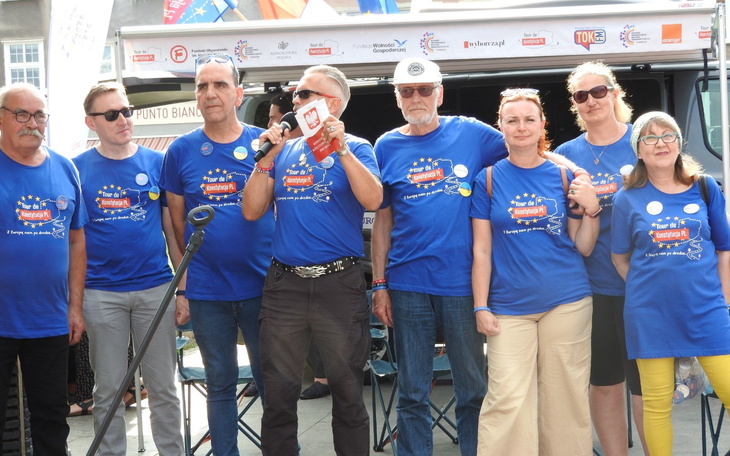 Grupa ludzi w niebieskich koszulkach na wydarzeniu.