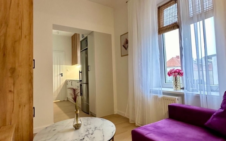 Nowoczesne wnętrze mieszkania z widokiem na kuchnię.