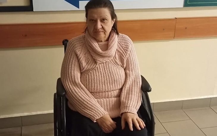 Kobieta w wózku inwalidzkim, siedząca w szpitalu.