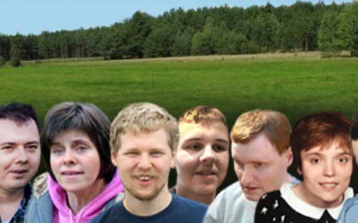 Grupa ludzi na tle zielonego krajobrazu.