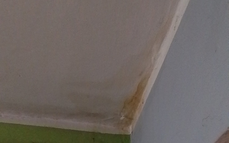Zacieki na suficie, wskazujące na problem z wilgocią.