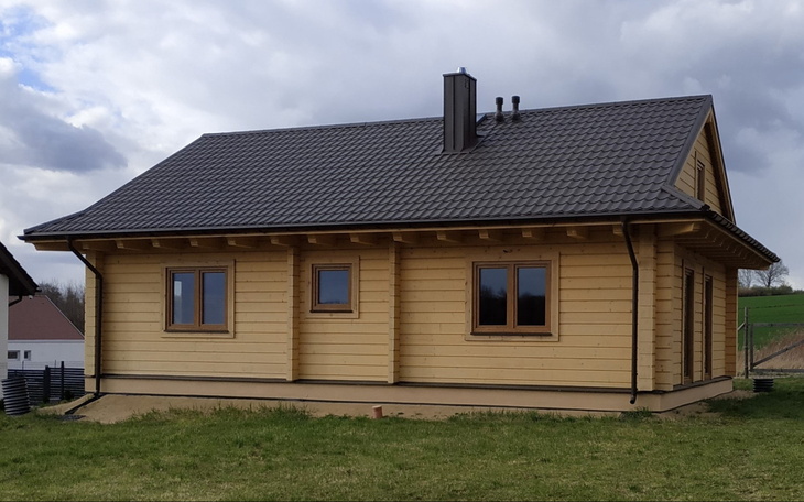 Nowoczesny dom z drewnianą elewacją.