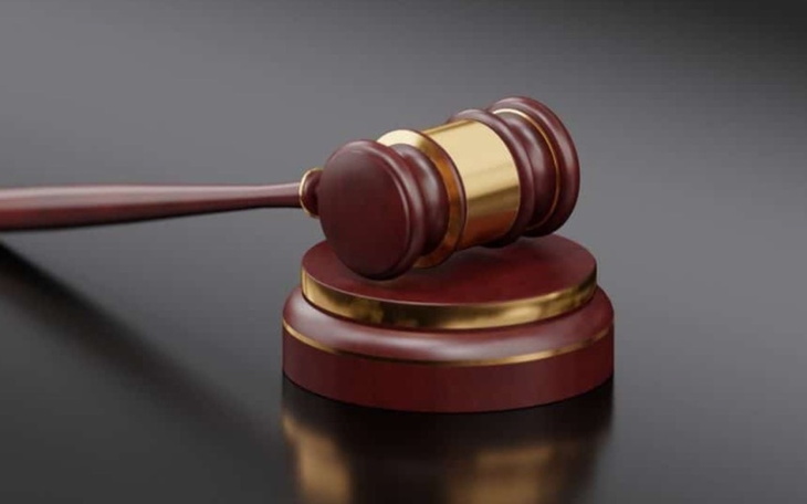 Młotek sędziowski na eleganckim tle.