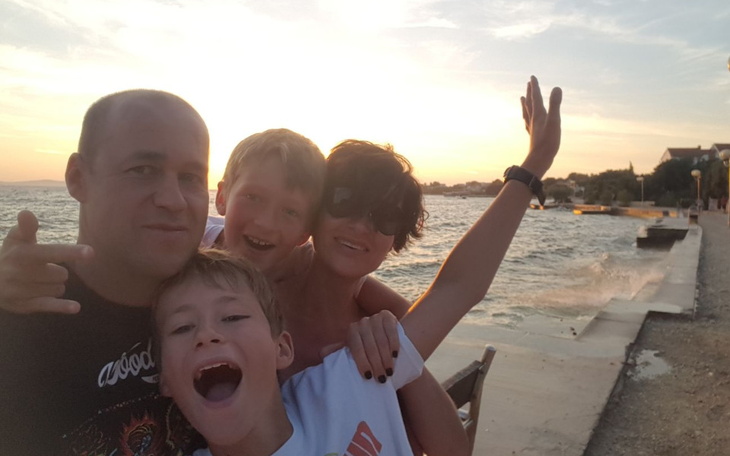 Rodzina na plaży, ciesząca się wspólnym czasem.