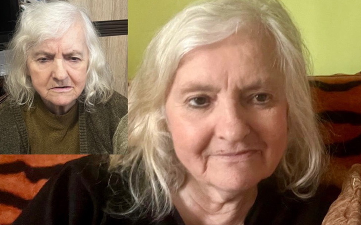 Portret starszej kobiety z siwymi włosami, uśmiechającej się na tle kolorowej ściany.