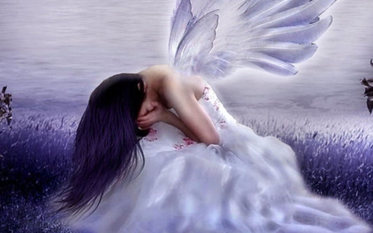Anioł w białej sukni, z skrzydłami, w melancholijnej pozie.