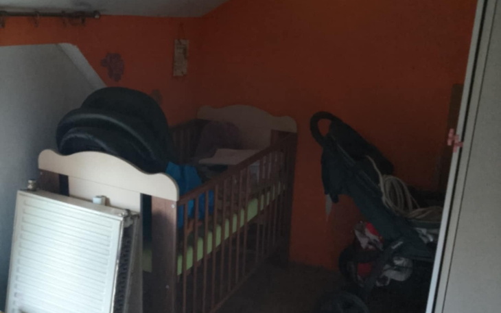 Pokój z łóżeczkiem dziecięcym i wózkiem.