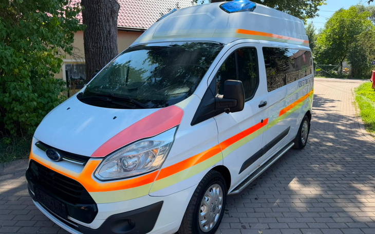 Ambulans medyczny na zewnątrz, jasne niebo.