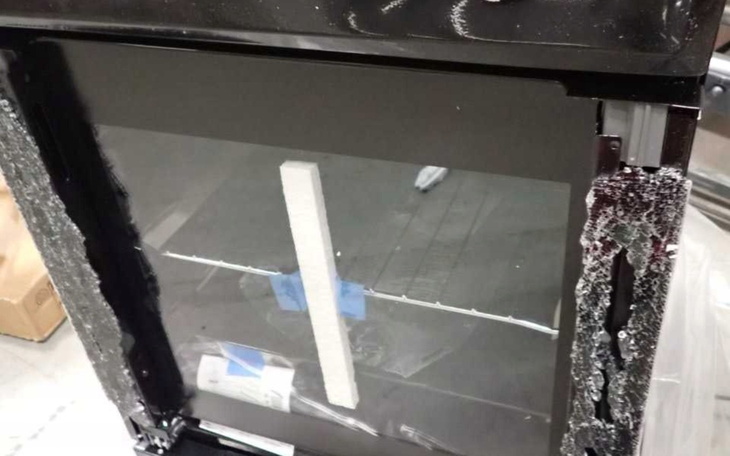 Uszkodzony piekarnik z widocznymi zniszczeniami.