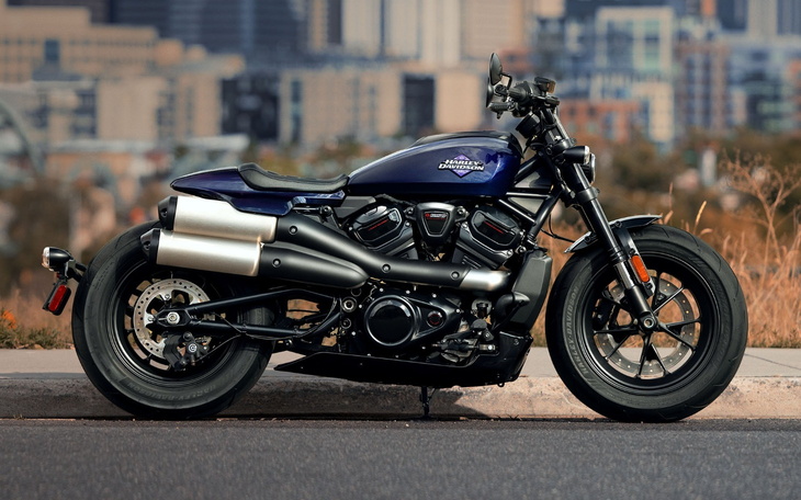 Motocykl Harley-Davidson na tle miejskiego krajobrazu.