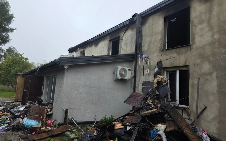 Zniszczony budynek po pożarze, z widocznymi uszkodzeniami.