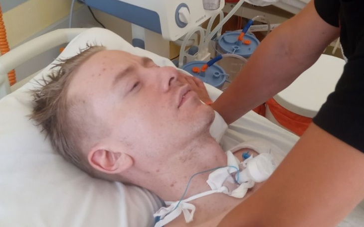 Mężczyzna w szpitalu, podłączony do aparatury medycznej.