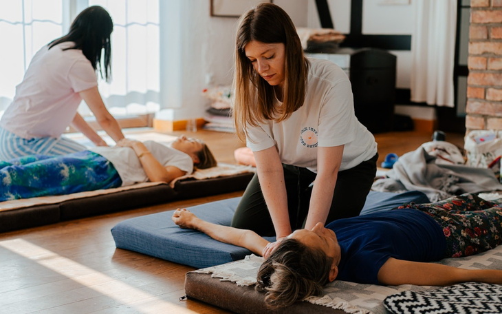 Sesja terapeutyczna w przytulnym wnętrzu.