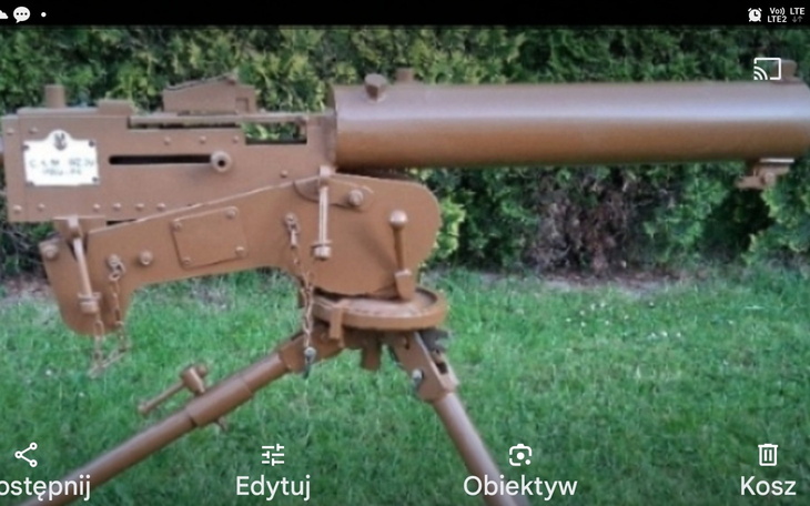 Widok na stary karabin maszynowy na tle zieleni.