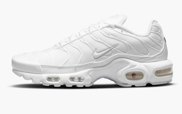 Białe buty sportowe Nike na białym tle.