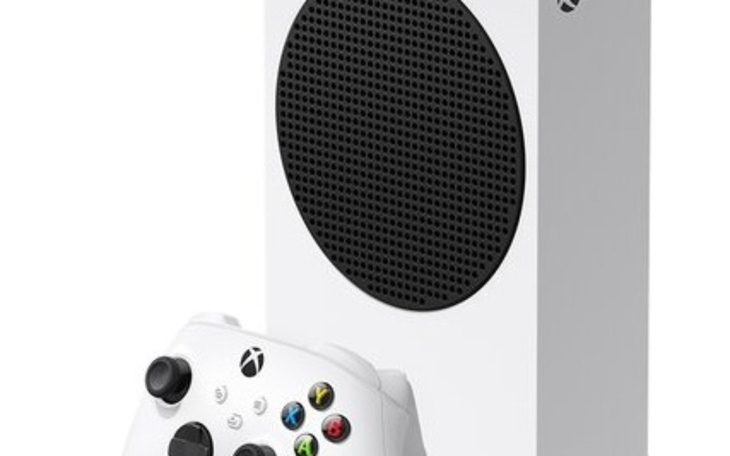 Konsola Xbox z kontrolerem w zestawie.