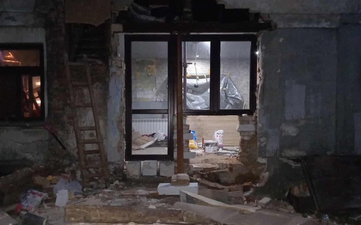 Zniszczona ściana z oknem w remoncie.