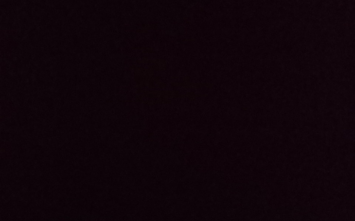 Ciemny obraz, prawdopodobnie z brakiem oświetlenia.