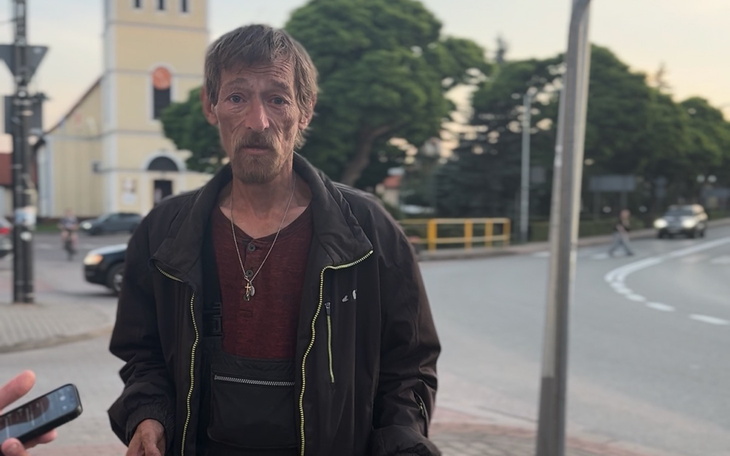 Mężczyzna na ulicy, wyraz twarzy pełen emocji.