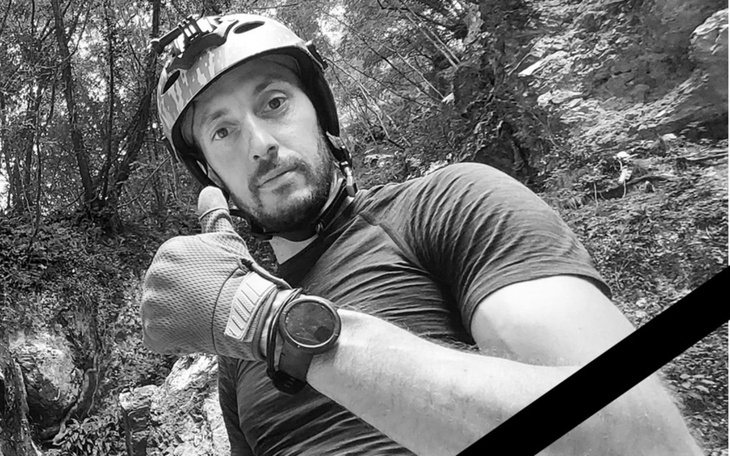 Mężczyzna w kasku, pokazujący kciuk w górę.