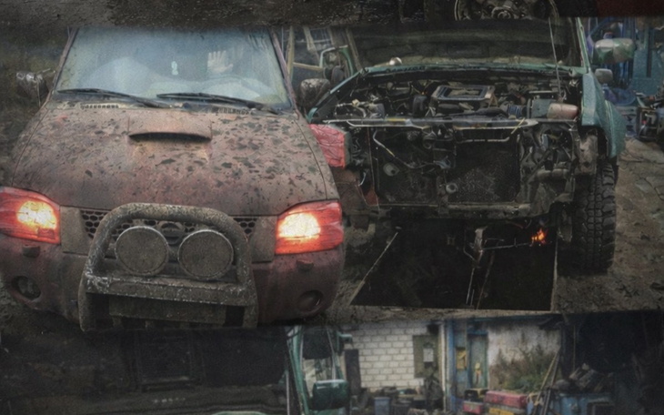 Zniszczone samochody w warsztacie, widać uszkodzenia.