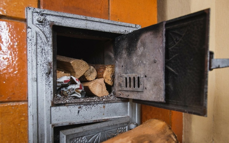 Wnętrze pieca z drewnem, gotowym do użycia.