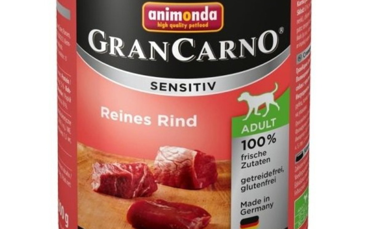 Puszka karmy dla psów, z wysokiej jakości składnikami.