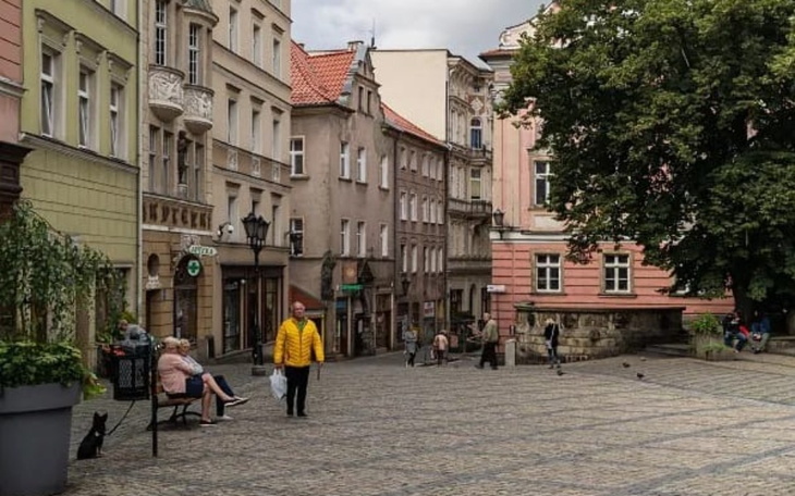 Urokliwy widok na ulicę z kolorowymi budynkami.