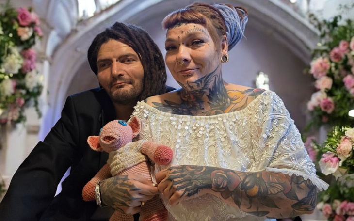 Para młoda w kościele, z pluszowym misiem.