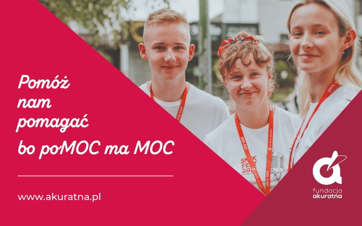 Grupa młodych ludzi z uśmiechami, promująca akcję charytatywną.