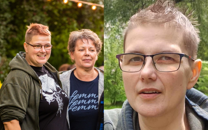 Dwie kobiety pozują do zdjęcia, uśmiechając się w plenerze.