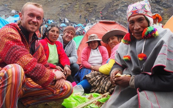 Grupa ludzi w tradycyjnych strojach na festiwalu.