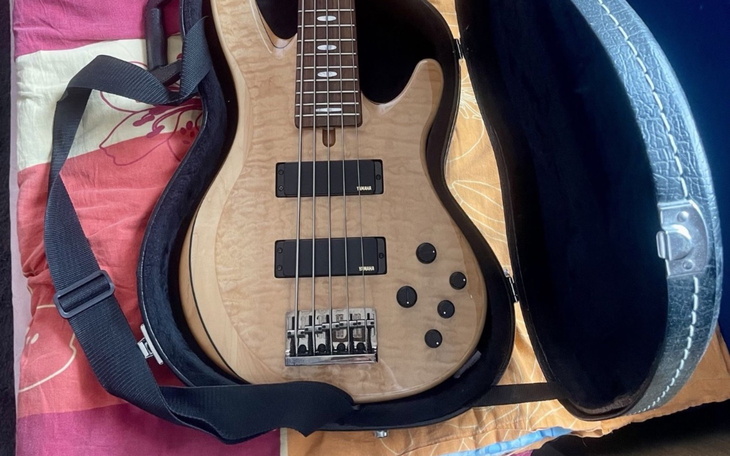 Gitara basowa w futerale, gotowa do transportu.