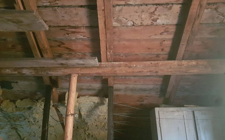 Widok na drewniany sufit w starym budynku.