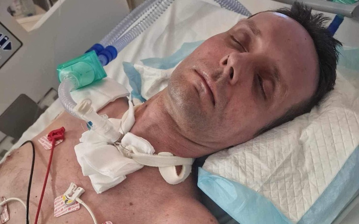 Mężczyzna leży w szpitalu, podłączony do aparatury medycznej.