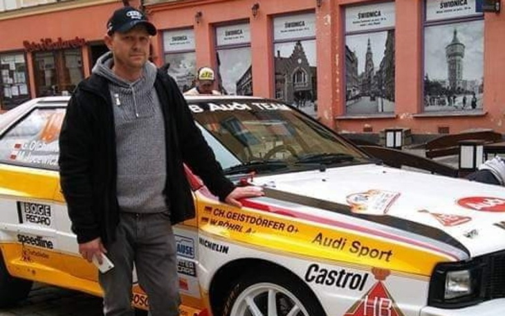 Mężczyzna przy samochodzie wyścigowym, w mieście.