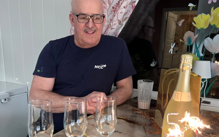 Kobieta na balkonie z widokiem na zieleń