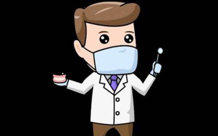 Kobieta na huśtawce, uśmiechająca się do kamery.