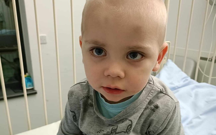 Chłopiec w szpitalu, z niepewnym spojrzeniem.