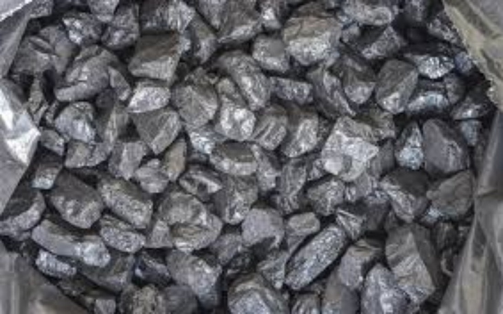 Worek z węglem, widoczne czarne bryłki.