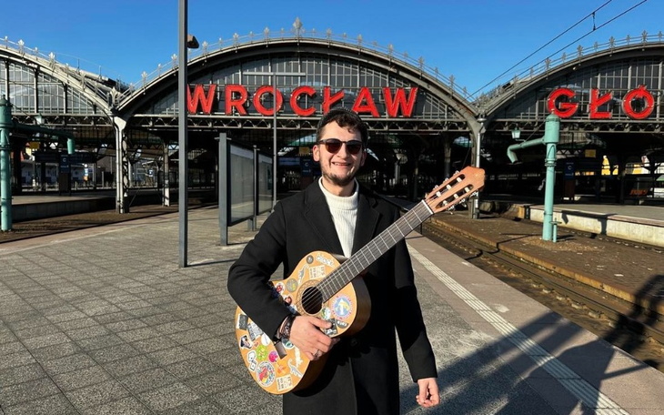 Mężczyzna z gitarą na dworcu Wrocław Główny.