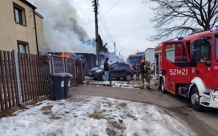 Pożar w okolicy, strażacy gaszą ogień.