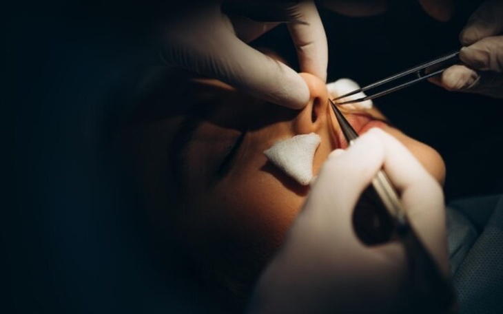 Zabieg chirurgiczny, lekarze pracują nad pacjentem.