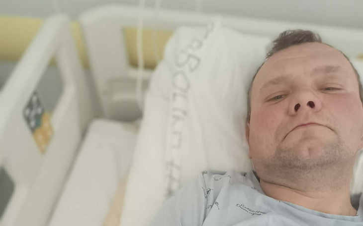 Dwa rowery elektryczne na stacji benzynowej