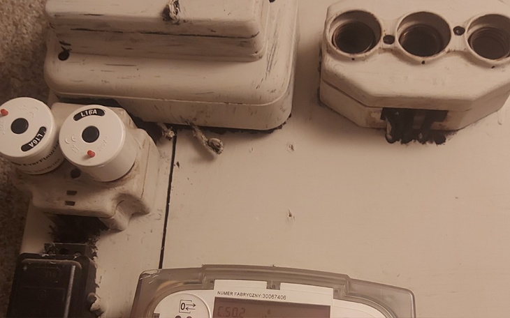 Stare urządzenia elektryczne na ścianie.