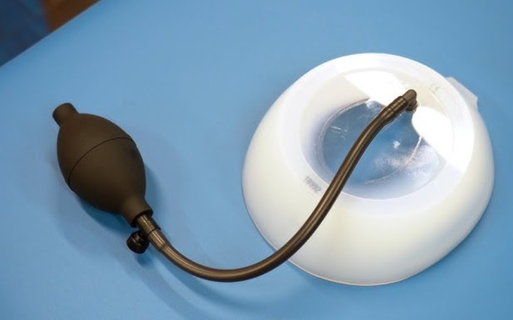 Urządzenie medyczne z balonikiem do odsysania.