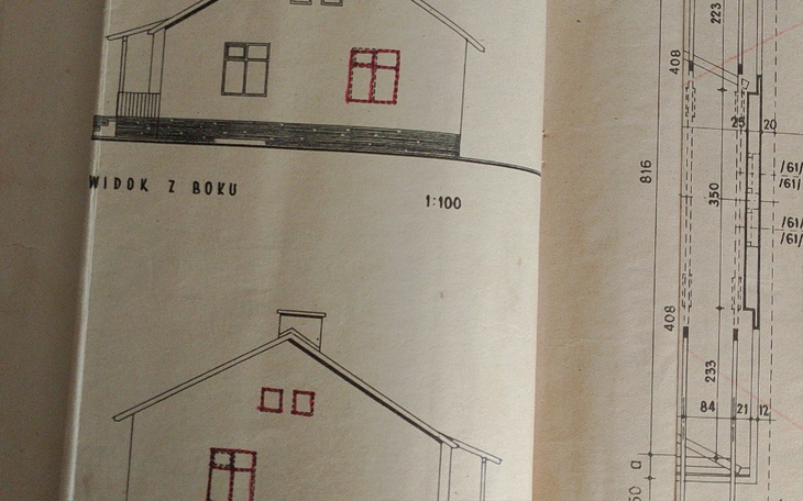Plan budynku z widokiem z boku, szczegóły architektoniczne.